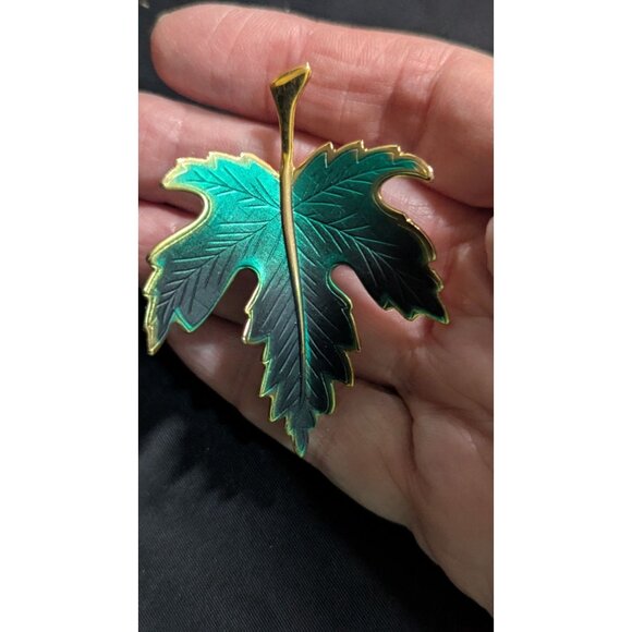 Vintage Maple Leaf Enamel Brooch Green  Gold tone Pin  Retro Jewelry - Picture 3 of 7